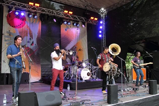 960px Red Baraat 02