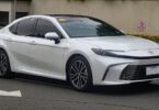 960px Toyota Camry AXVH80 2.5 HEV Platinum White Pearl Mica 05