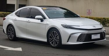 960px Toyota Camry AXVH80 2.5 HEV Platinum White Pearl Mica 05