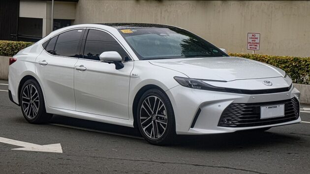 960px Toyota Camry AXVH80 2.5 HEV Platinum White Pearl Mica 05